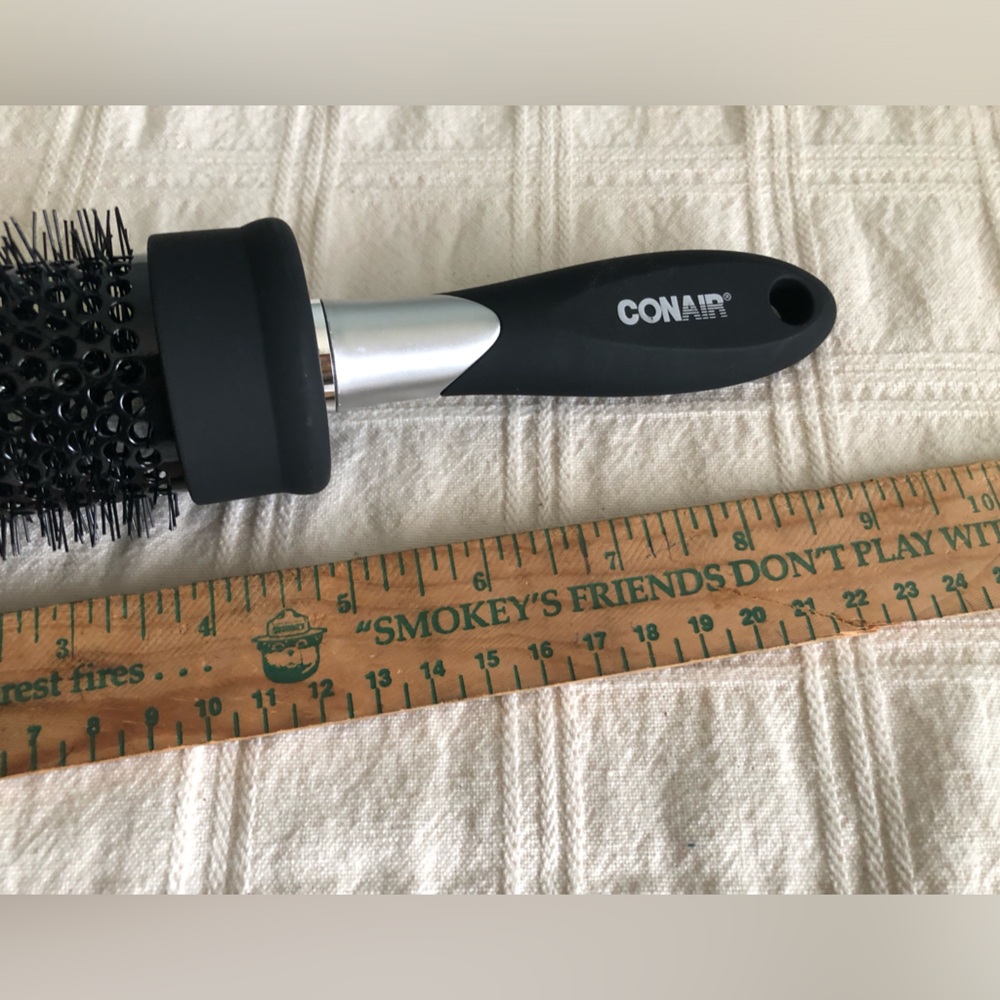 Conair Round Velvet Touch thermal round brush features a black, soft-touch handl - Picture 2 of 3